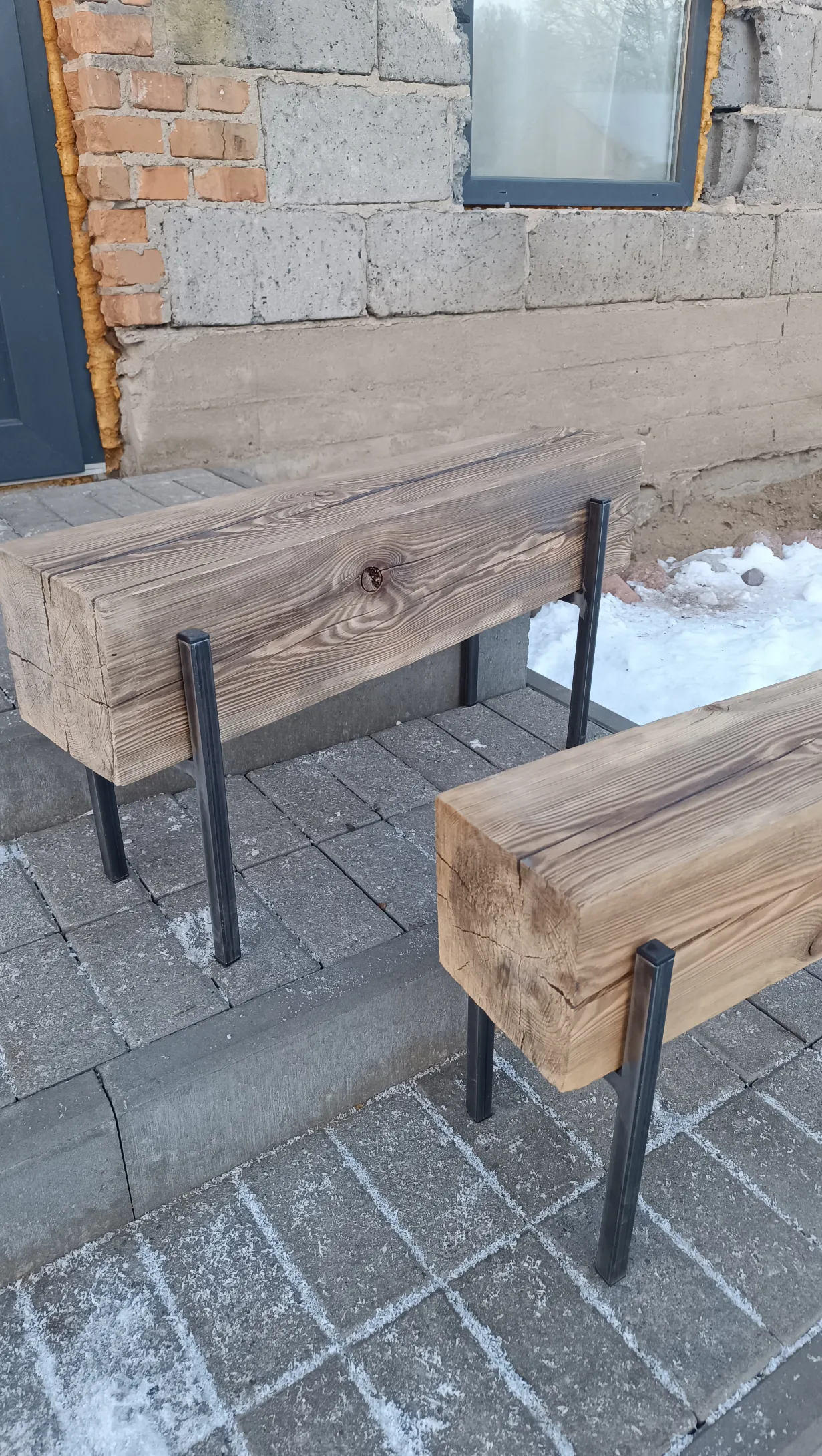 Ławka z drewnianym siedziskiem na stalowych nogach